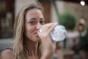 Llevamos años pensando que cuanta más agua bebemos en verano, mejor, pero los expertos advierten de que ese hábito: es demasiado