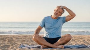 Ni correr ni nadar: el mejor ejercicio para hacer en la playa que mejora la flexibilidad y la agilidad de las personas mayores de 65 años