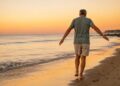Hombre, deporte, ejercicio, caminar, playa