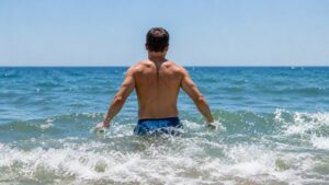 Marcos Flórez, entrenador personal: «Caminar en el mar con el agua por encima de la cintura es el mejor ejercicio sin impacto para ganar fuerza muscular»