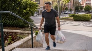 Si con 50 años caminas 5 km sin problema, pero no puedes subir escaleras o llevar la compra sin cansarte, estás descuidando este tipo de ejercicio