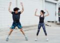 Sentadilla en jumping jacks: el ejercicio completo para trabajar cardio, fuerza y coordinación con un solo movimiento