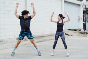 Sentadilla en jumping jacks: el ejercicio completo para trabajar cardio, fuerza y coordinación con un solo movimiento