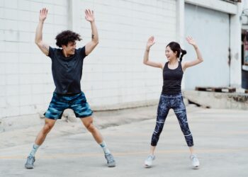 Sentadilla en jumping jacks: el ejercicio completo para trabajar cardio, fuerza y coordinación con un solo movimiento