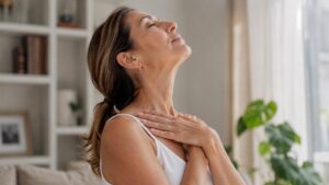 El yoga facial está bien, pero los profesionales coinciden: existe un mejor ejercicio para eliminar el cuello de pavo de una vez por toda