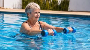 Álvaro Puche, entrenador y experto en fitness: «Los ejercicios de fuerza dentro de la piscina ayudan a mejorar la potencia muscular en personas mayores de 65 años»
