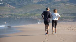 Sergio López López, entrenador español: «Caminar por la arena de la playa puede consumir el triple de energía que hacerlo en suelo firme»