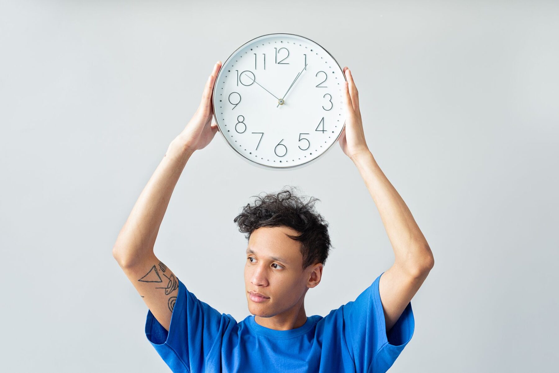 La psicología dice que las personas que siempre llegan pronto no es sólo por puntualidad, más bien está relacionado con el estrés y el autocontrol
