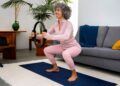 Mujer adulta realizando una sentadilla. Foto: Freepik