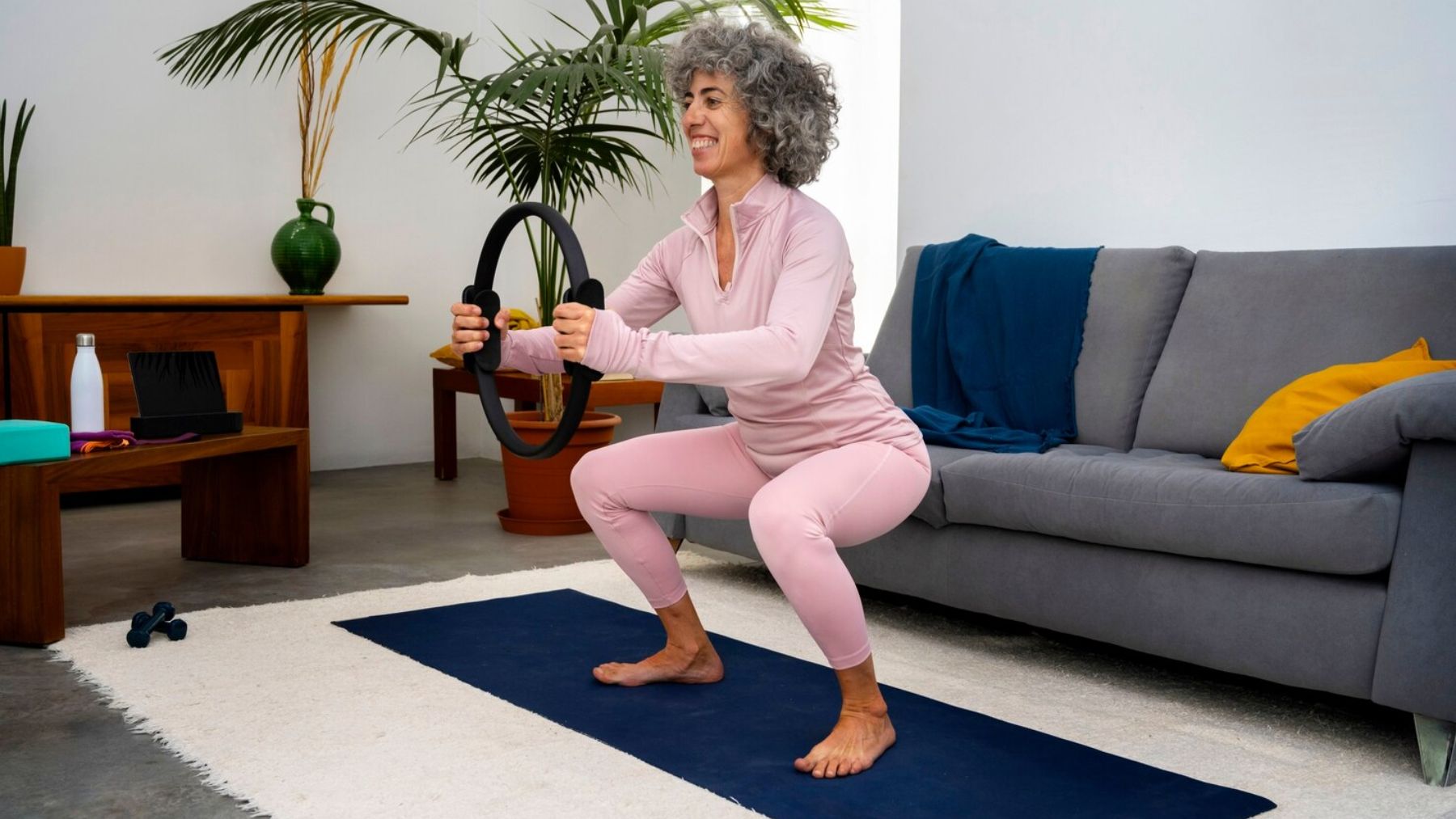 Mujer adulta realizando una sentadilla. Foto: Freepik
