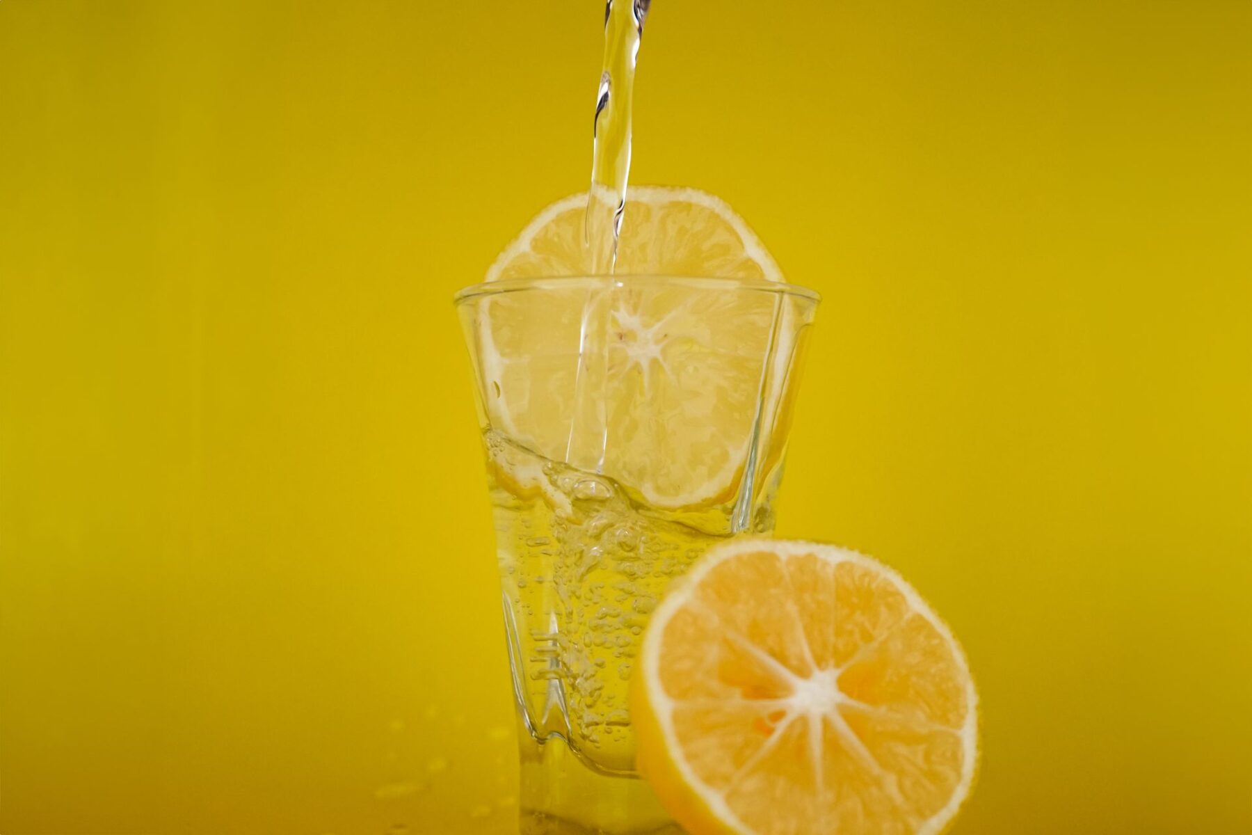 Muchos lo toman cada mañana pensando que ayuda a adelgazar, pero los expertos desmontan uno de los mayores mitos sobre el agua con limón