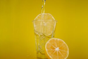 Muchos lo toman cada mañana pensando que ayuda a adelgazar, pero los expertos desmontan uno de los mayores mitos sobre el agua con limón