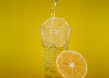 Muchos lo toman cada mañana pensando que ayuda a adelgazar, pero los expertos desmontan uno de los mayores mitos sobre el agua con limón