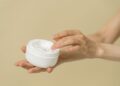 Expertos de la OCU y los dermatólogos coinciden: "La mayoría de las cremas antiarrugas reduce menos del 20% de la profundidad de la arruga"