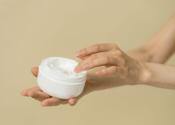 Expertos de la OCU y los dermatólogos coinciden: "La mayoría de las cremas antiarrugas reduce menos del 20% de la profundidad de la arruga"