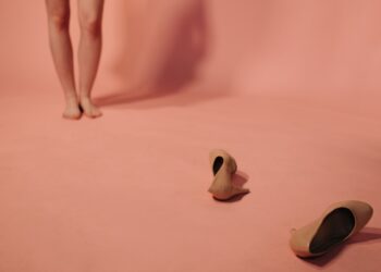 Fortalece las piernas y mejora el equilibrio en 1 minuto: el ejercicio que puedes hacer mientras esperas a que se haga el café por las mañanas