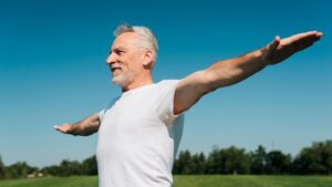 Suena raro, pero los expertos lo avalan: los mayores de 60 años también pueden mejorar su equilibrio con este original ejercicio de gimnasia