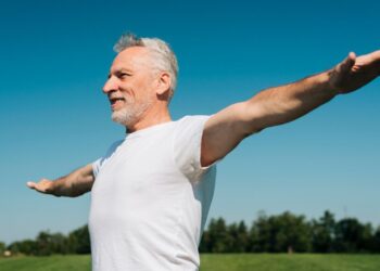 Hombre sonriente con brazos extendidos. Foto: Magnific / Freepik