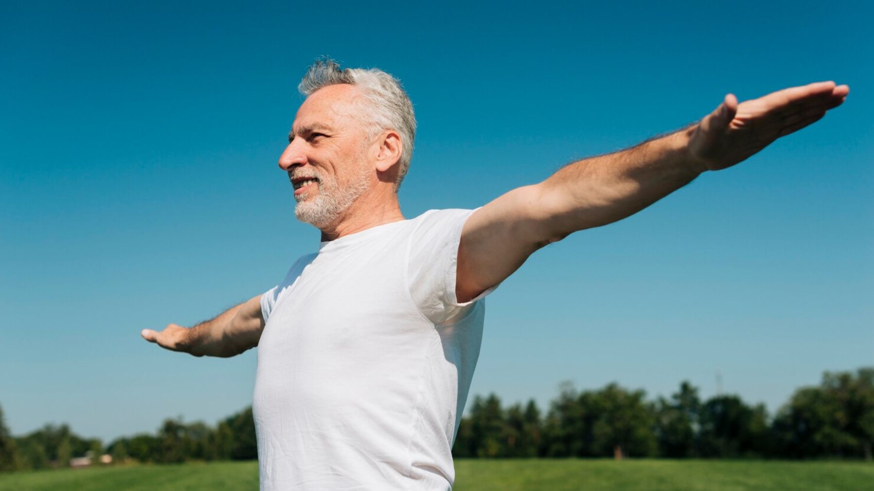 Hombre sonriente con brazos extendidos. Foto: Magnific / Freepik
