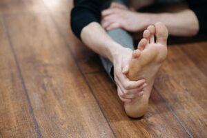 La recomendación de un fisioterapeuta para prevenir la fascitis plantar: cómo fortalecer los músculos de los pies desde casa con 3 ejercicios