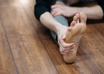 La recomendación de un fisioterapeuta para prevenir la fascitis plantar: cómo fortalecer los músculos de los pies desde casa con 3 ejercicios