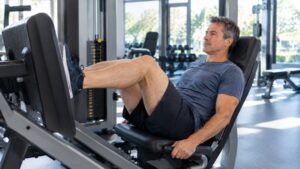 Ni pesas ni cinta de correr: los 3 ejercicios que debes hacer en el gimnasio si tienes más de 50 años y te acabas de apuntar este otoño