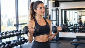 Las expertas en fitness coinciden plenamente: «No tengas miedo de levantar mucho peso cuando trabajes brazo, los tonificarás combinándolo con ejercicios HIIT»