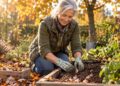 Mujer, jardinería, actividad