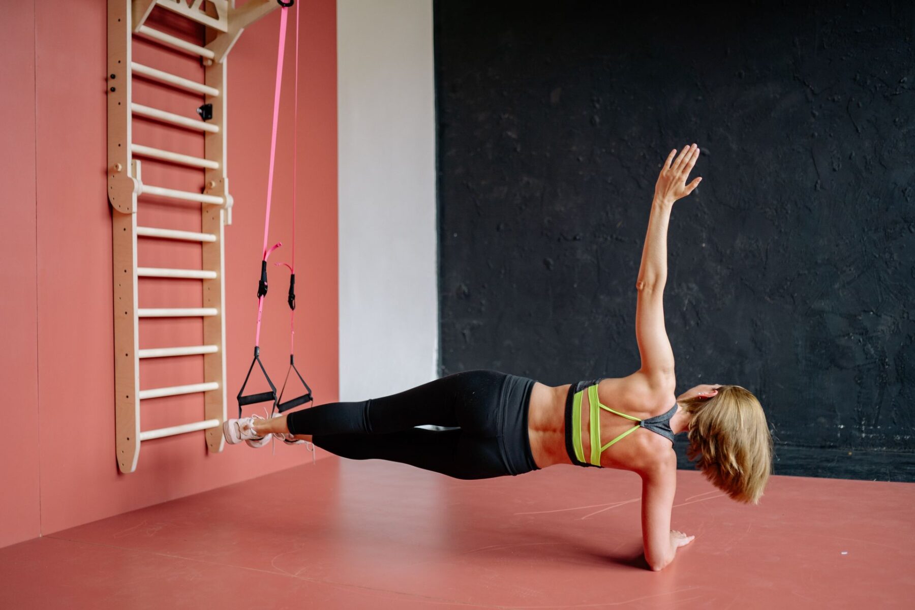 Cómo remodelar tu abdomen después de las vacaciones de verano: ejercicios para hacer apoyándote contra la pared en casa
