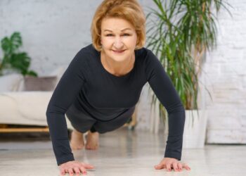 Una mujer senior haciendo la plancha para fortalecer el core. Foto: pereslavtseva - Magnific