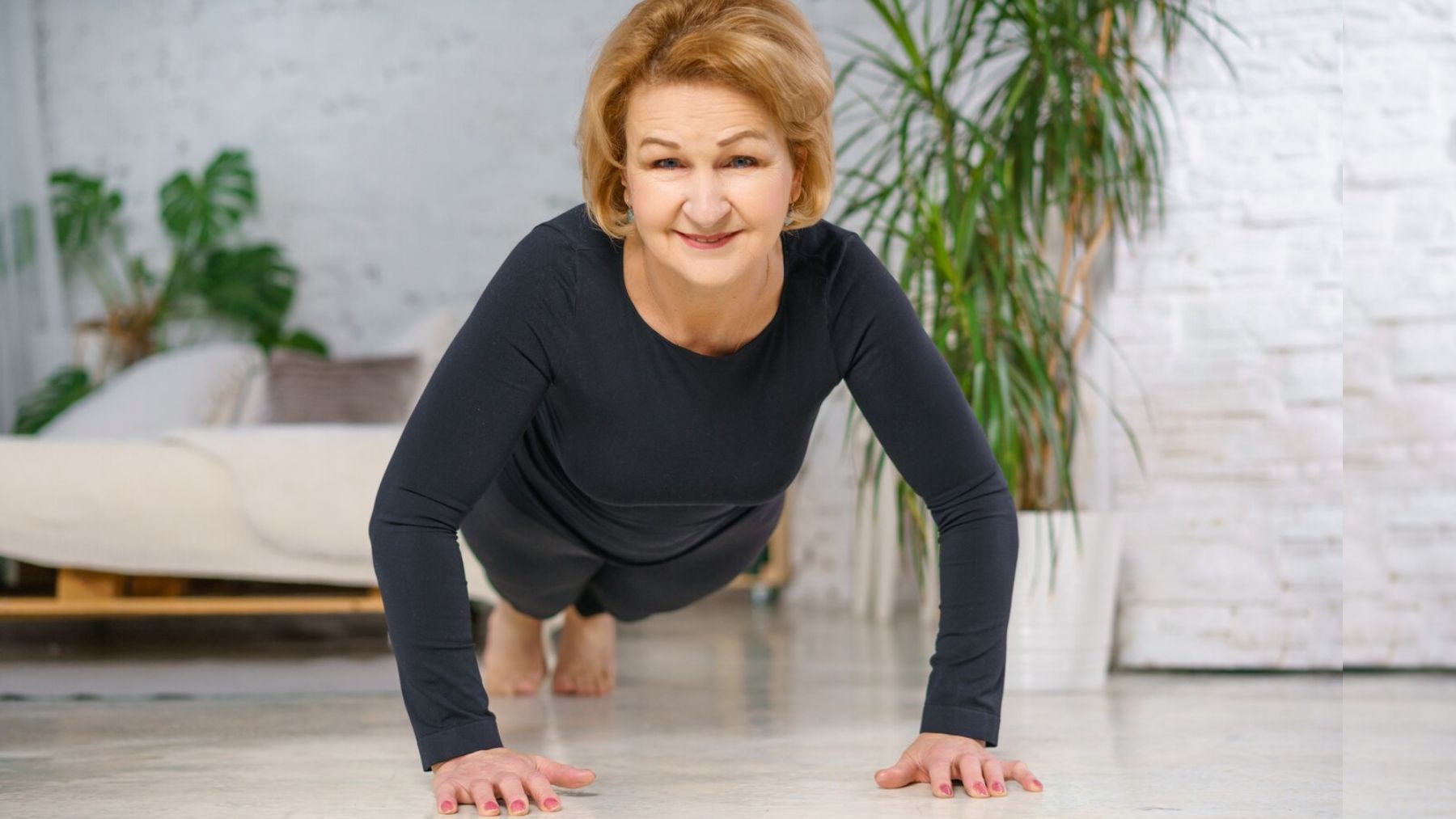 Una mujer senior haciendo la plancha para fortalecer el core. Foto: pereslavtseva - Magnific