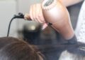 Peluqueras expertas se ponen de acuerdo: "Si tienes el pelo fino, secar el pelo con la función de aire frío reduce el daño por calor y reduce el encrespamiento"