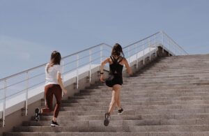 Hacer pesas está bien, pero los expertos en ejercicio físico coinciden: «Subir y bajar escaleras es 6 veces más efectivo que otro ejercicio»