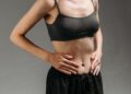 Liz Hilliard, entrenadora de 72 años lo confirma: a partir de los 50 lo mejor es hacer "abdominales de pie porque no cargas el cuello ni las lumbares"