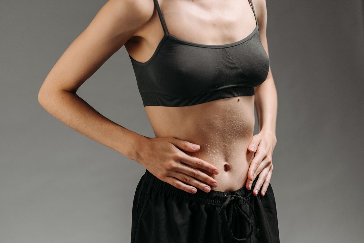 Liz Hilliard, entrenadora de 72 años lo confirma: a partir de los 50 lo mejor es hacer "abdominales de pie porque no cargas el cuello ni las lumbares"