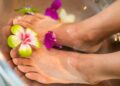 Lavarse los pies con sal y vinagre: para qué sirve y por qué lo recomiendan los expertos