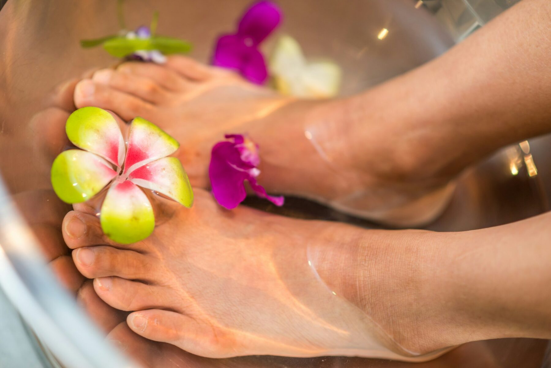Lavarse los pies con sal y vinagre: para qué sirve y por qué lo recomiendan los expertos