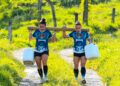 Los entrenadores expertos coinciden: hacer la plancha a partir de los 50 está bien para fortalecer el abdomen, pero es mucho mejor caminar con una mancuerna en una mano
