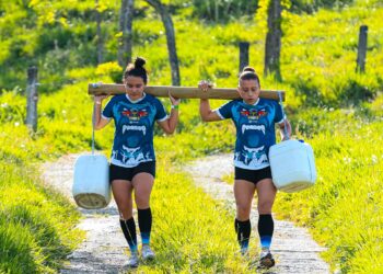 Los entrenadores expertos coinciden: hacer la plancha a partir de los 50 está bien para fortalecer el abdomen, pero es mucho mejor caminar con una mancuerna en una mano