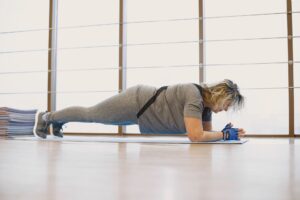 Lucía Aguado, experta en Ciencias del Deporte, revela el error al hacer planchas para ganar músculo: «Aguantar minutos no es suficiente»