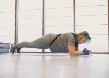 Lucía Aguado, experta en Ciencias del Deporte, revela el error al hacer planchas para ganar músculo: "Aguantar minutos no es suficiente"