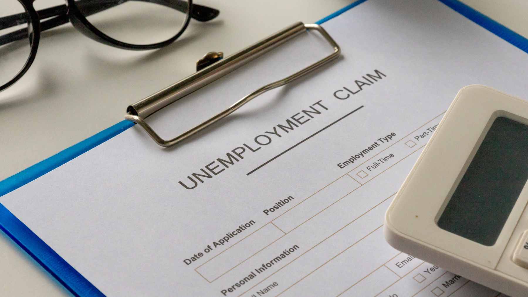 A digital graph showing a downward trend in U.S. initial jobless claims for March 2026 amid rising energy prices.