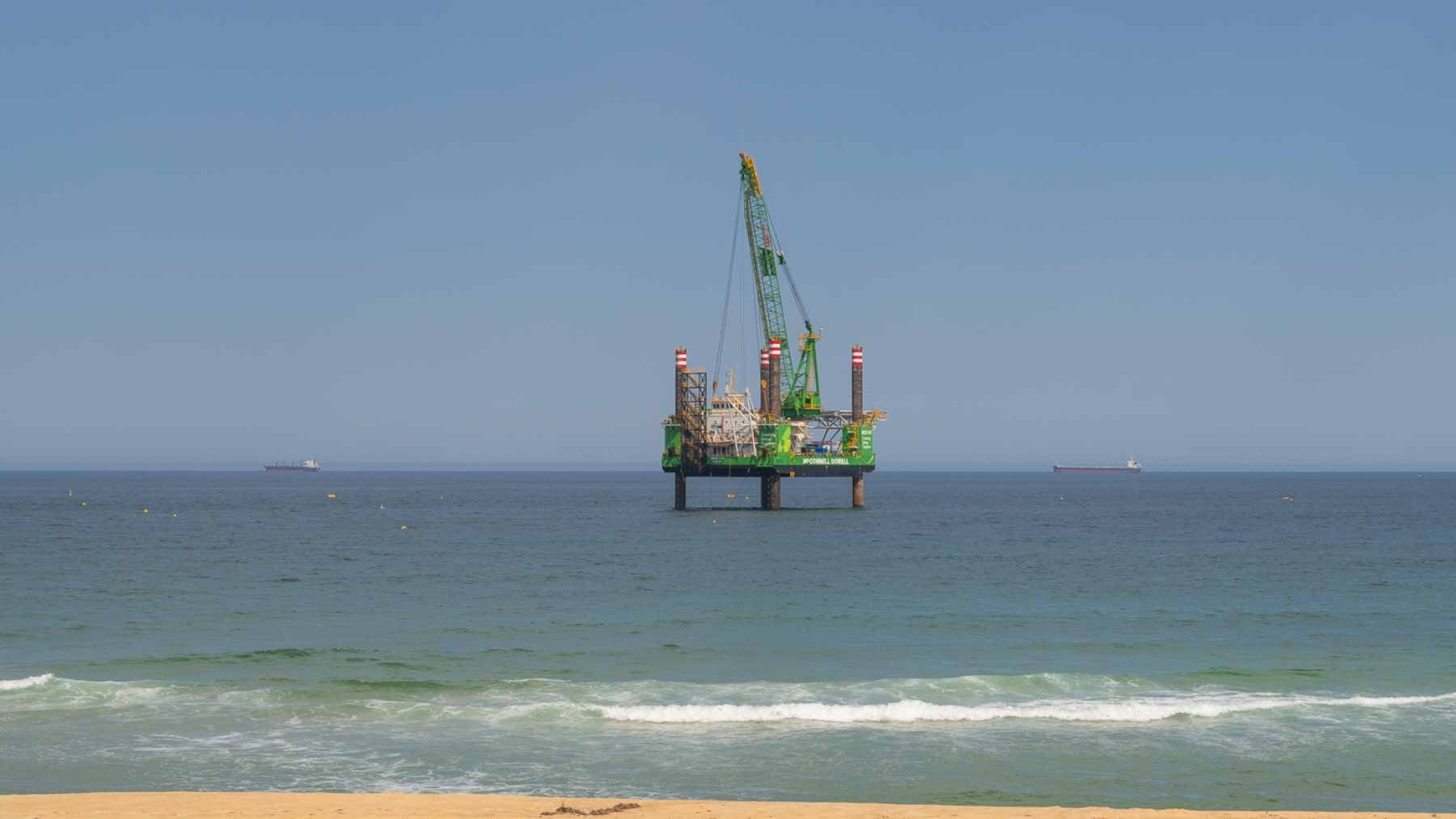 Australia is placing giant structures on the seafloor about 800 m offshore to feed a desalination system designed to produce about 7.9 million gallons of drinking water per day, using ocean intake engineering that moves the plant’s footprint into the water 1 Precast concrete caissons being lowered from a jack-up barge onto the seabed to form the offshore intake for the Belmont Desalination Plant.