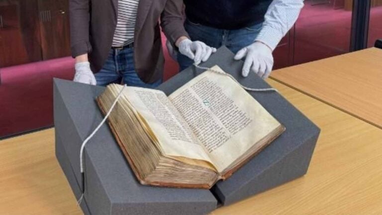 A 1,200-year-old manuscript appeared in Rome, and what was hidden ...
