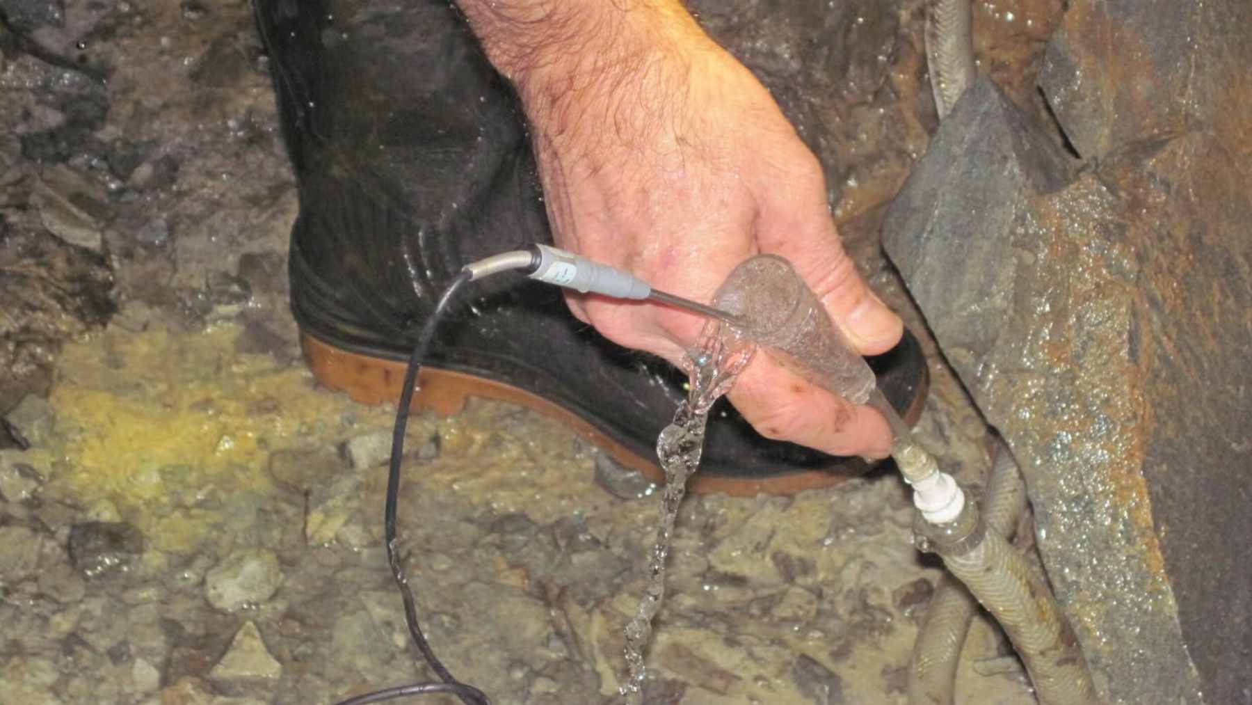 Canada finds white hydrogen in billion-year-old rocks: the hidden fuel could power hundreds of homes and open a new underground race 1 Geochemists conducting long-term measurements of natural hydrogen gas seeping from boreholes in the Canadian Shield.