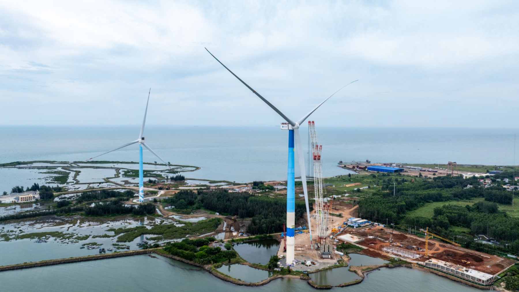 China switched on the world’s largest offshore wind turbine and researchers are now watching for measurable local atmospheric effects, because at this scale the rotor is big enough to change turbulence and mixing, not just generate electricity 1 Massive Mingyang 20 MW offshore wind turbine installed in the South China Sea, featuring oversized blades designed for typhoon-prone waters.
