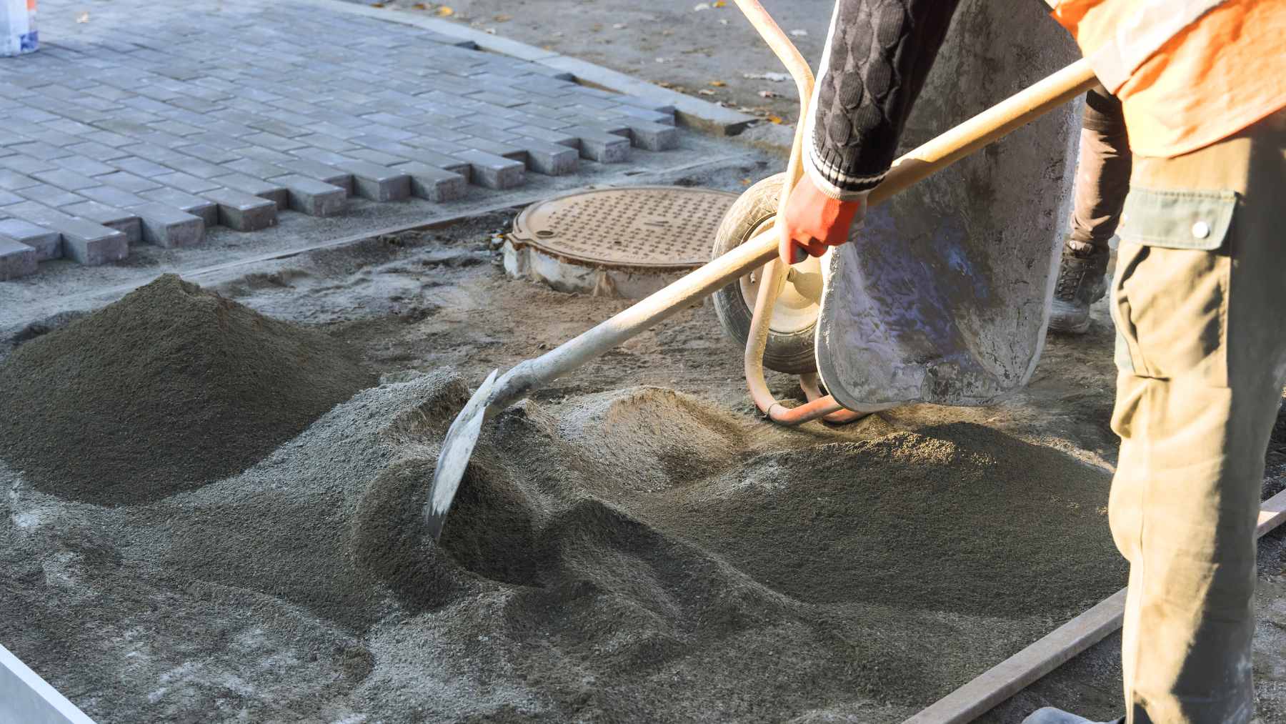 Goodbye to the 1:3:3 concrete myth: an engineer reveals the formula that could decide whether a structure cracks or lasts 1 A side-by-side comparison of weathered vs. new construction materials to illustrate long-term durability and maintenance requirements.