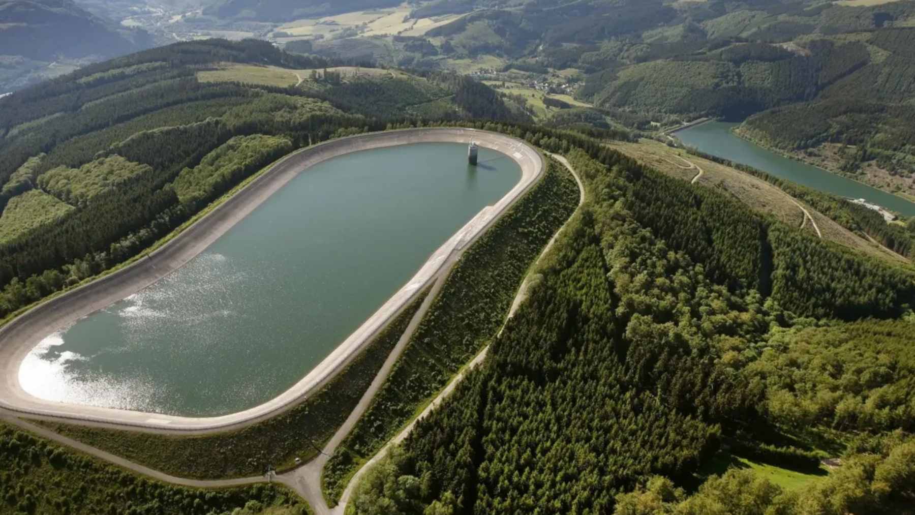 An engineering schematic of the Daofu pumped-storage hydropower plant showing the upper and lower reservoirs connected by mountain tunnels in Sichuan.