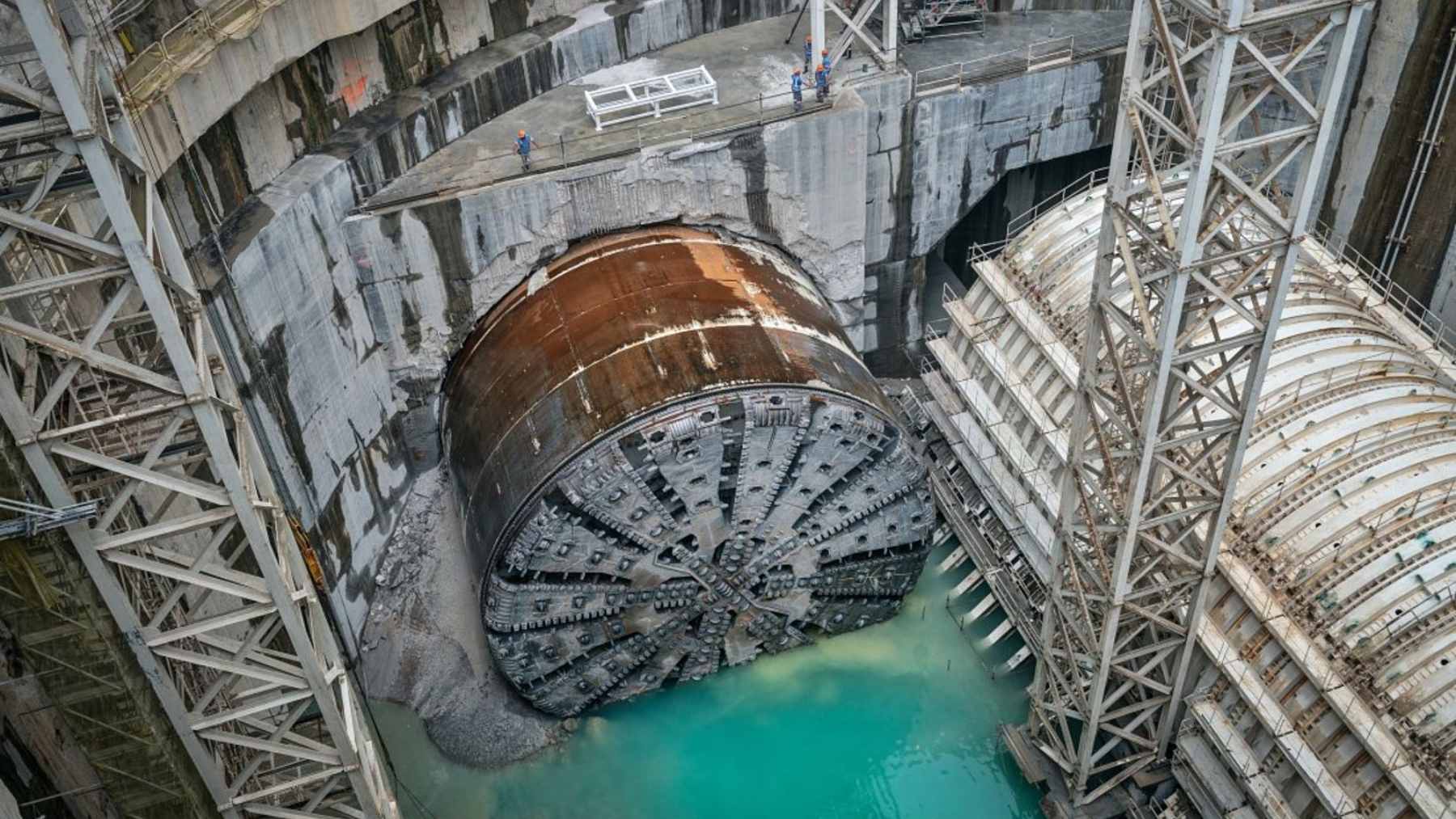The world’s largest tunnel boring machine is more than 100 meters long, and it is leading one of the most ambitious underground projects 1 The massive cutterhead of the Herrenknecht S-880 Mixshield tunnel boring machine during its assembly for the Hong Kong subsea project.