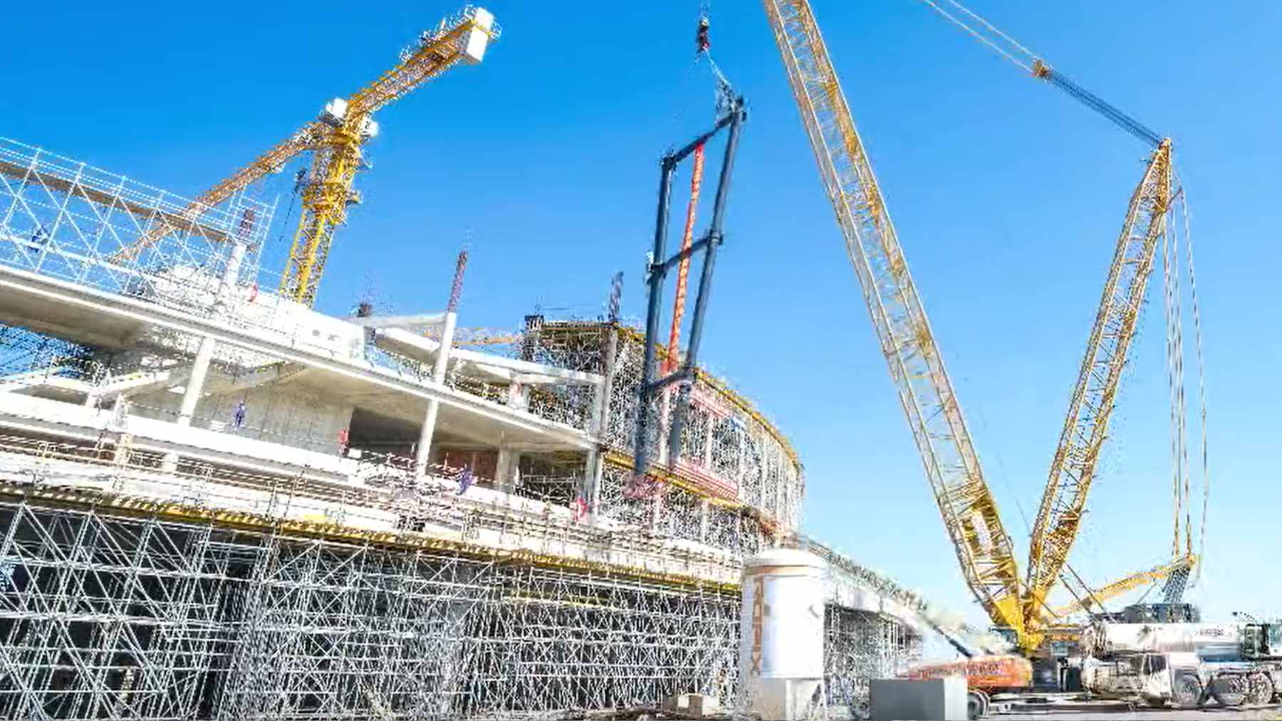 A stadium with 52,000 seats and floating gardens is rising in Europe, and China’s role makes the project bigger than sports 1 Steel framework installation at the Serbia National Football Stadium, showcasing the future structure of the suspended garden facade.
